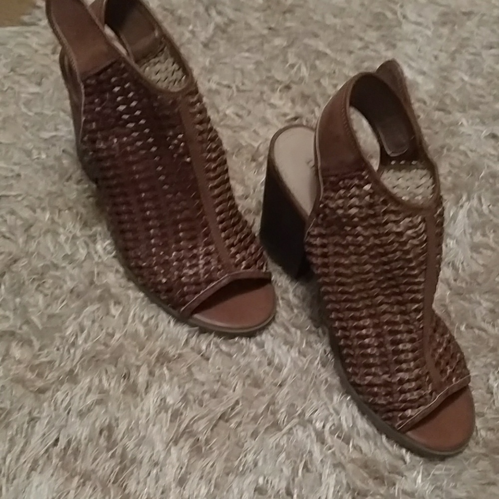 Indigo beautiful 3 1/4 in estimate shoe worn once